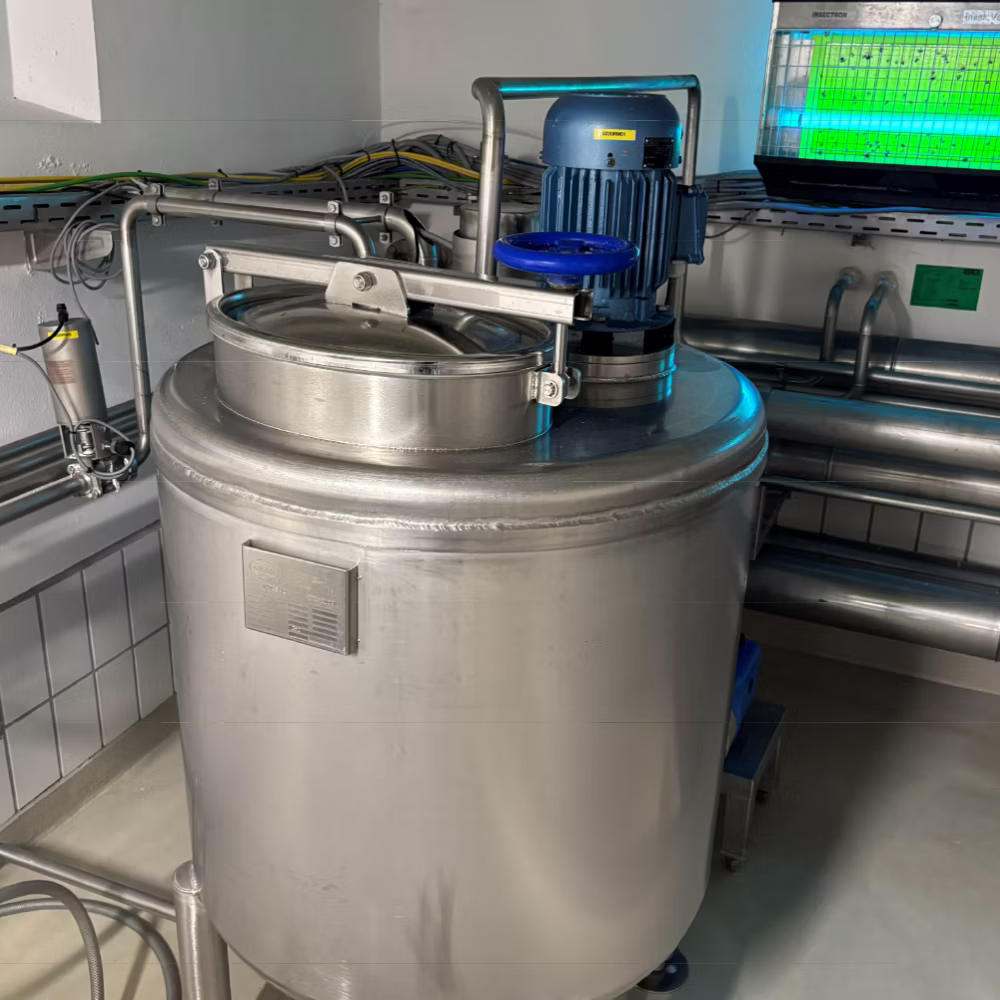 Edelstahlbehälter in hygienischer Produktionsumgebung